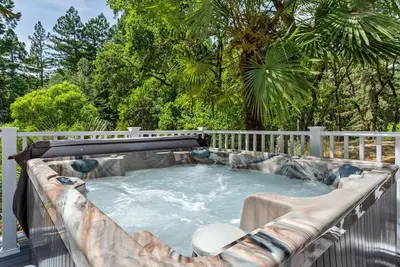 Image de Cosmo Retreat: Stylish & Fun Retreat in Redwoods! HtTb/Pup/WiFi/Ac/BocceBall