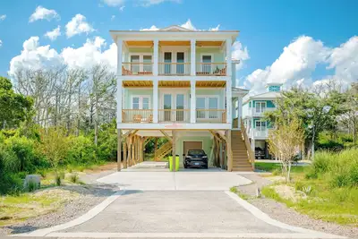 Image de All Sands On Deck: Dog Friendly Custom-Built Home With Artistic Coastal Decor