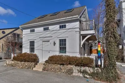Image de Central, modern cottage with parking and water view