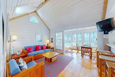 Image de Charming Seaside Cottage Central to the Beach and New Seabury Resort Community