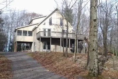 Image de Beautiful 5 bedroom home with a great view. 3 blocks to lake with private beach