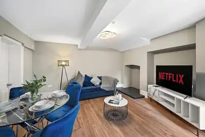 Image de Chic & Contemporary Apartment with Patio - Parking