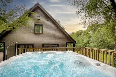Image de Wootton; woodland lodge for 8 with hot tub, log burner, Bbq, near Alton Towers.