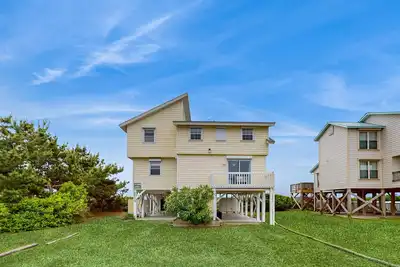 Image de Vibrant oceanfront retreat with a furnished deck, washer/dryer, beach access