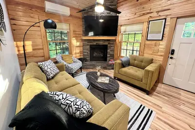 Image de Misty Pine Place newly built Cabin/Fire-Pit/Hiking