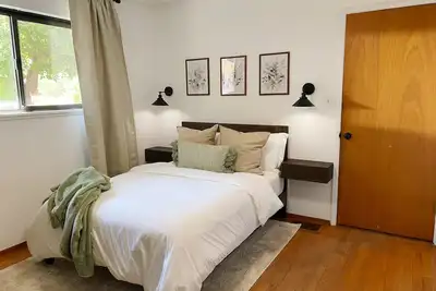 Image de Relaxing Bedroom & Bathroom in Safe Neighborhood