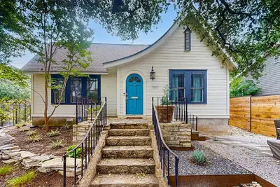 Image de Modern home with backyard, desk for remote work & great location