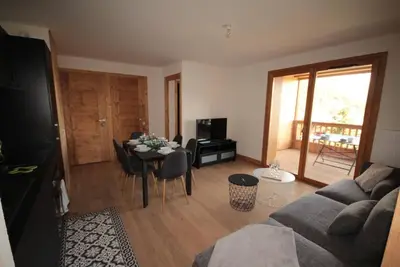 Image de À 80m des pistes de ski, 2ème étage, vue montagne, balcon, parking, télévision, casier à ski, 50m²