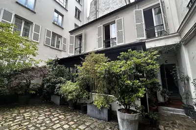 Image de Beau T2 lumineux sur cour arborée