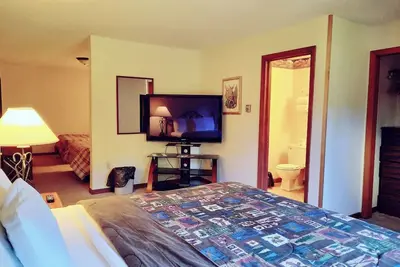 Image de Private Guestroom inside the Lodge at North Ironwood Acres with three beds and one bathroom. Dog Friendly!