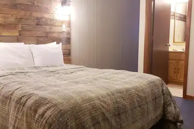 Image de Dog Friendly, Private Guestroom with Two Queen beds and two small bathrooms inside the Lodge at North Ironwood Acres resort.
