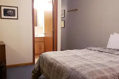 Image de Unique, Private guestroom inside the Lodge at North Ironwood Acres resort with Two Queen beds and two small bathrooms. Dog Friendly! !