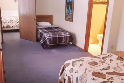 Image de A fun fishing themed private guestroom for up to 5 inside the Lodge at North Ironwood Acres resort. Two bathrooms! Dog Friendly! ! .
