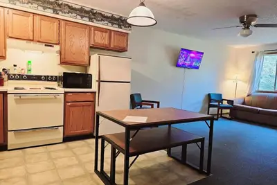 Image de Be Self Sufficient at our resort! Condo #1 inside the Lodge at North Ironwood Acres Resort. A private two level apartment style rental that sleeps 1-8 people. Kitchenette. 5 beds! 2 bathrooms. Dog Friendly!