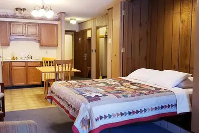 Image de Dog Friendly Condo #3 inside the Lodge at North Ironwood Acres Resort - 2br/2ba & Kitchenette, sleeps 1-8 people with 5 large beds. Be Self Sufficient - Includes Kitchenette.