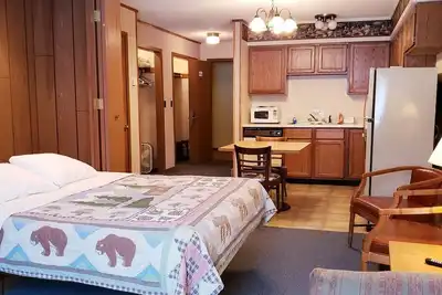 Image de Condo #4 is a private 2-level apartment style unit inside the Lodge at North Ironwood Acres resort with kitchenette! Be Self Sufficient! Dog Friendly! ! !