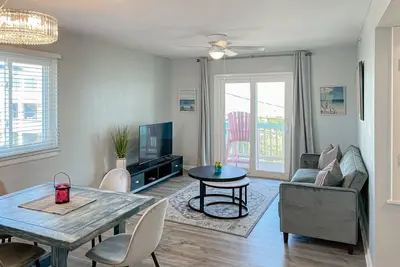 Image de Ocean-view condo near beach with balcony, updated interior, Ac, & W/D