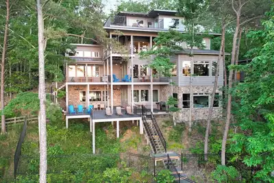 Image de New! Stunning Treetop Mansion on Smith Lake - Sleeps 22!