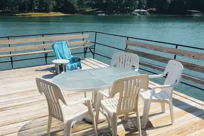 Image de Private Lakeside home on Hartwell Lake. Deep water dock. Huge views. Pets ok.