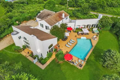 Image de 7 Bedroom Villa Retreat Overlooking Lake Montauk