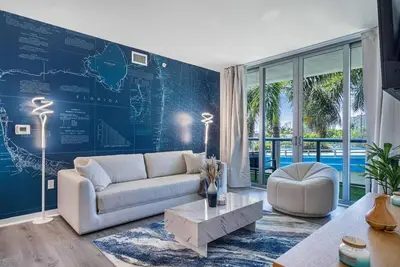 Image de Waterfront Luxury Loft w\/ Pool, Gym & Beach Chairs
