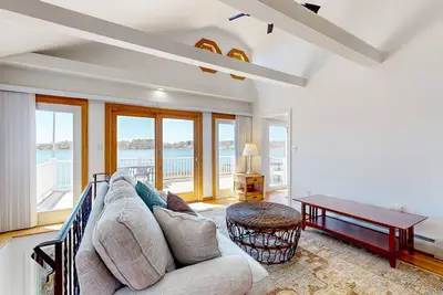 Image de Serene, dog-friendly, waterfront home with beach access, W\/D, and Ac
