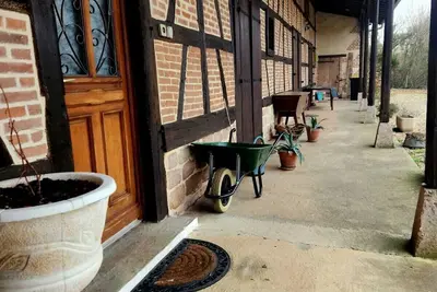 Image de Maison de campagne avec piscine et étang.