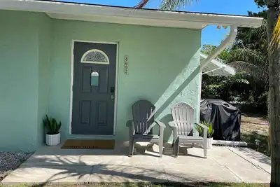Image de Little Palm Villa retreat less than a mile from the beach!