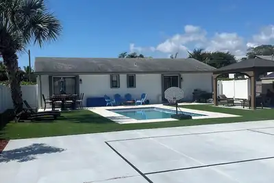 Image de Bungalow with pickleball court/pool walk to beach!