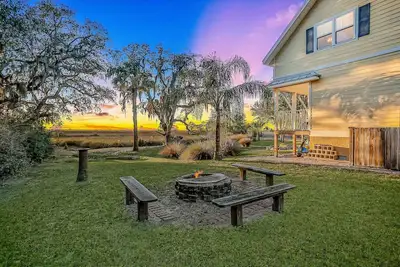 Image de Inviting waterfront cottage w separate garage apartment and stunning marsh view
