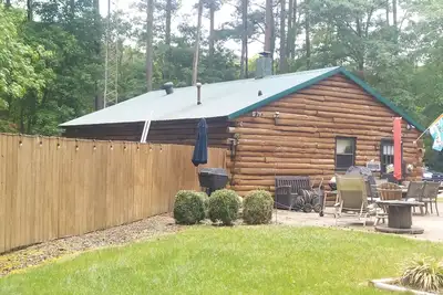 Image de Rustic Log Cabin 1050sf\nFishing and Hunting
