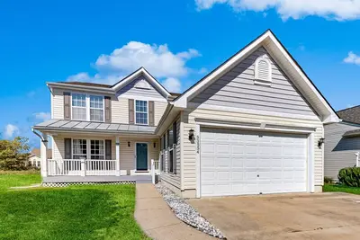 Image de South Hampton waterfront home with pool, tennis, foosball, Nintendo, & patio