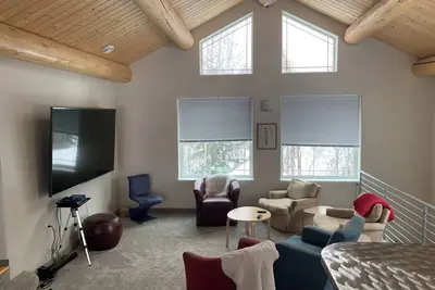 Image de Welcome to Alaska Garden Paradise South! A large luxury home in a quiet locale. \n