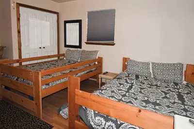 Image de Cabin 1, Aka The Treehouse\n 1 bedroom and a loft. 2 bathrooms. \nSleeps 5 \n