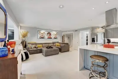 Image de Welcome to a sleek and pristine modern home