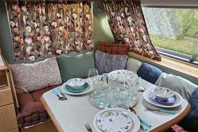 Image de Onze caravan met voortent 2 persoons met bijzettentje 2 persoons.