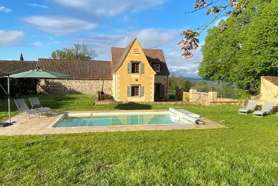Image de \" Sur la colline \" : maison de campagne avec piscine chauffée, près de Sarlat.