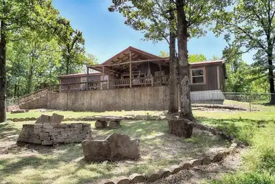 Image de Cozy cabin escape- Unwind by the firepit & relax on the spacious deck