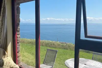 Image de Cottage on Brandon Point on the Dingle Peninsula with sea and mountain views.