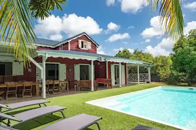 Image de Evasion tropicale dans une villa créole authentique avec piscine privée au sel.