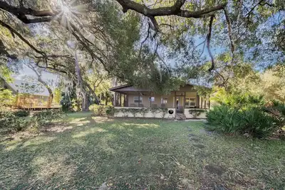Image de Lakefront home on Lake Kerr near Salt Springs with large porch and great yard