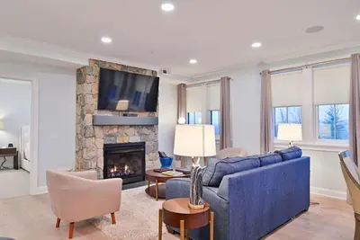 Image de Exclusive 2br Suite in Picturesque Woodlands