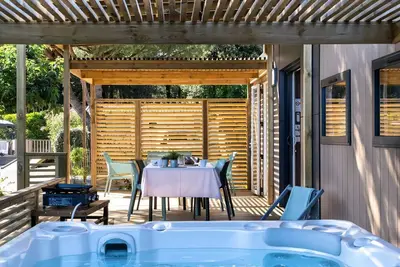 Image de Mobil-home Exclusif - 2 chambres - 2 salles d'eau - Spa privatif 4 personnes