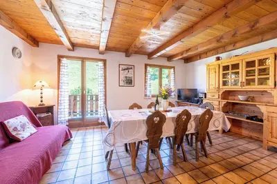 Image de Appartement 'Les Chamois, Piscine Et Aire De Jeux' avec vue sur la montagne, jardin partagé et Wi-Fi
