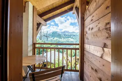 Image de Appartement 'Les Bouquetins, Piscine Et Aire Jeux' avec vue sur la montagne, jardin partagé et Wi-Fi