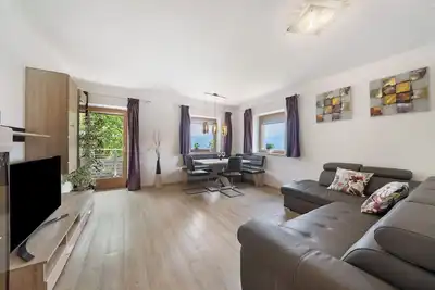Image de Maison de vacances 'Villa Reny' avec vue sur les montagnes, terrasse privée et Wi-Fi