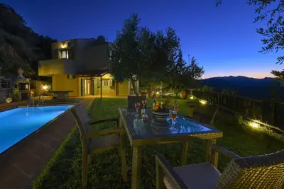 Image de Villa 'Malathiros 4 with Private Pool' avec vue sur la mer, Wi-Fi et climatisation