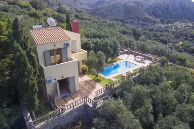 Image de Villa 'Malathiros 3 with Private Pool' avec vue sur la mer, Wi-Fi et climatisation