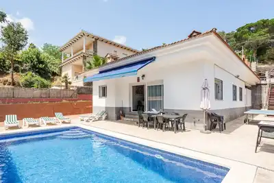 Image de Villa 'Con Piscina En Lloret De Mar' avec vue montagne, piscine privée et Wi-Fi
