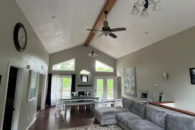 Image de Waterfront home. Private dock, pool table, kayaks, family friendly boat parking